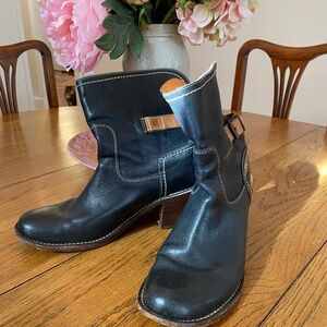 Frye Carmen Women’s booties size 8 1/2